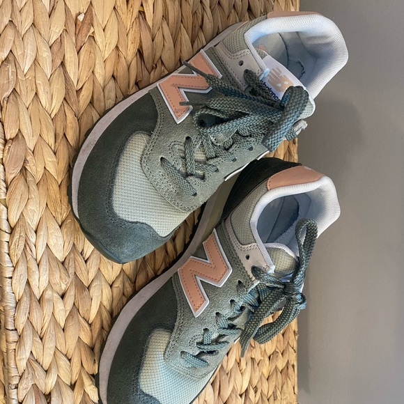 Women’s New Balance Size 8.5 Shoes - Picture 3 of 5